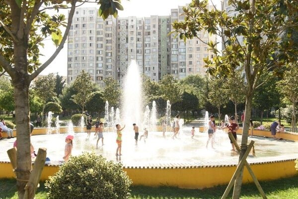 Как жители Тбилиси спасаются в фонтанах от летней жары – фото