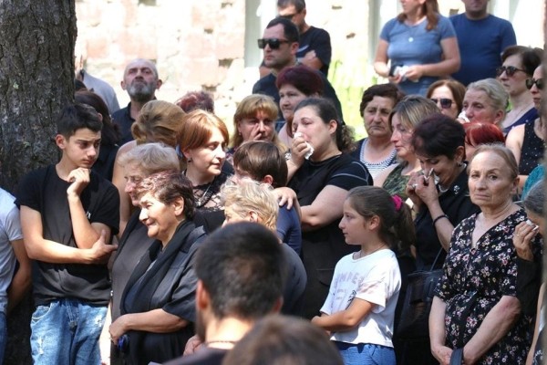 Фото из Глолы: похоронены Геннадий Султанишвили и Софо Бакурадзе, погибшие в результате стихии Фото из Глолы: похоронены Геннадий Султанишвили и Софо Бакурадзе, погибшие в результате стихии