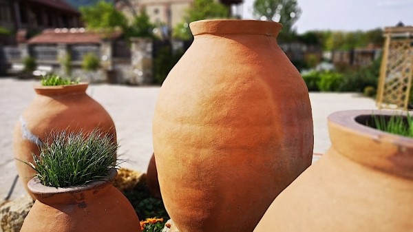 Вино – грузинское, амфоры – греческие, море – Черное…