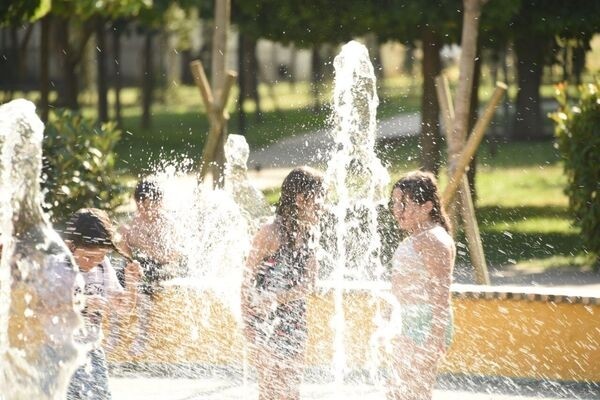 Как жители Тбилиси спасаются в фонтанах от летней жары – фото