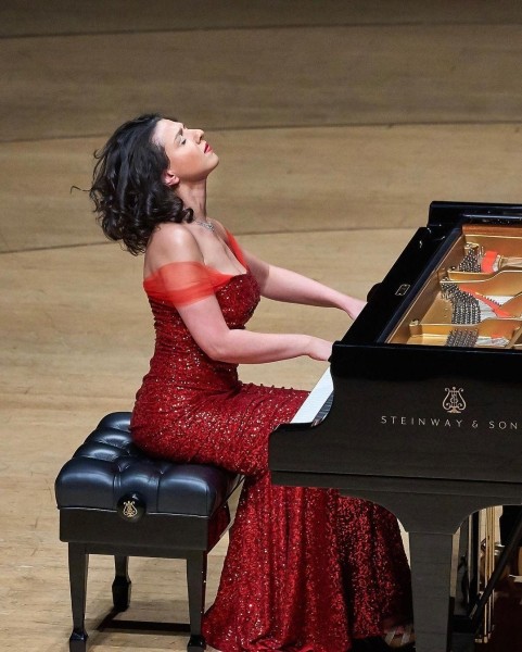 Беременность и впечатляющая форма после родов – лето Хатии Буниатишвили и фото, которые приведут в восторг фанов пианистки