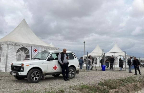 Автобусами, машинами, пешком... - колонны беженцев из Нагорного Карабаха не заканчиваются: «Сегодня мы покидаем свои дома, азербайджанцам мы не нужны...» (фото) Автобусами, машинами, пешком... - колонны беженцев из Нагорного Карабаха не заканчиваются: «Сегодня мы покидаем свои дома, азербайджанцам мы не нужны...» (фото)