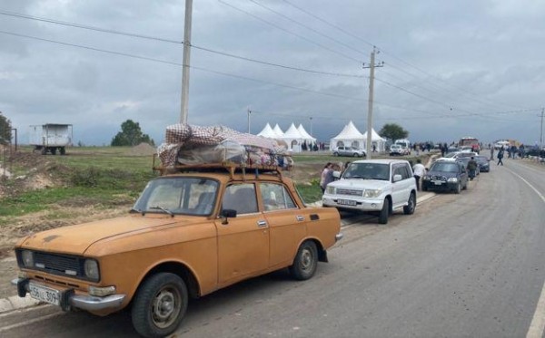 Автобусами, машинами, пешком... - колонны беженцев из Нагорного Карабаха не заканчиваются: «Сегодня мы покидаем свои дома, азербайджанцам мы не нужны...» (фото) Автобусами, машинами, пешком... - колонны беженцев из Нагорного Карабаха не заканчиваются: «Сегодня мы покидаем свои дома, азербайджанцам мы не нужны...» (фото)