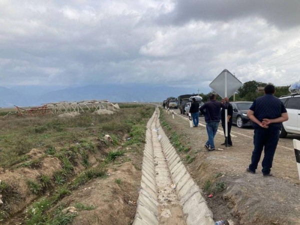 Автобусами, машинами, пешком... - колонны беженцев из Нагорного Карабаха не заканчиваются: «Сегодня мы покидаем свои дома, азербайджанцам мы не нужны...» (фото) Автобусами, машинами, пешком... - колонны беженцев из Нагорного Карабаха не заканчиваются: «Сегодня мы покидаем свои дома, азербайджанцам мы не нужны...» (фото)