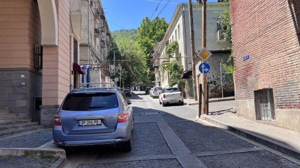 В центре Тбилиси вводятся ограничения для транспорта из-за видеосъемок В центре Тбилиси вводятся ограничения для транспорта из-за видеосъемок