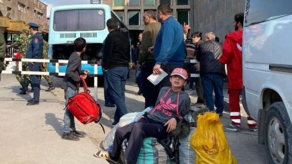 Автобусами, машинами, пешком... - колонны беженцев из Нагорного Карабаха не заканчиваются: «Сегодня мы покидаем свои дома, азербайджанцам мы не нужны...» (фото) Автобусами, машинами, пешком... - колонны беженцев из Нагорного Карабаха не заканчиваются: «Сегодня мы покидаем свои дома, азербайджанцам мы не нужны...» (фото)