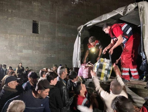 Автобусами, машинами, пешком... - колонны беженцев из Нагорного Карабаха не заканчиваются: «Сегодня мы покидаем свои дома, азербайджанцам мы не нужны...» (фото) Автобусами, машинами, пешком... - колонны беженцев из Нагорного Карабаха не заканчиваются: «Сегодня мы покидаем свои дома, азербайджанцам мы не нужны...» (фото)