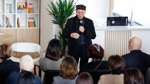 Академик Шалва Амонашвили помогает внедрить новую методику в детсадах Рустави