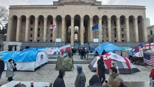 Парламент Грузии в первом чтении принял законопроект об ограничениях на палатки во время акций протеста