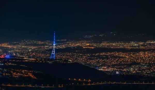 Тбилисская телевышка подсвечена в цвета государственного флага Израиля Тбилисская телевышка подсвечена в цвета государственного флага Израиля