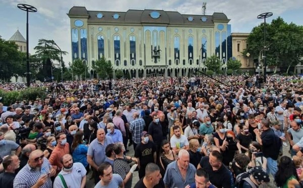 Новая обеспокоенность “Мечты” – на этот раз из-за тбилисского журнала и исследования протестов