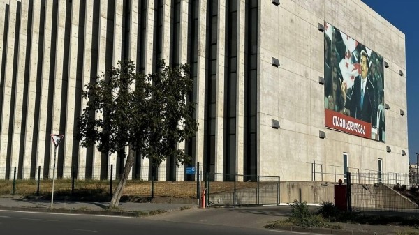 Мемориальная комната и мавзолей: в "Мечте" оценили общественную приемную Саакашвили