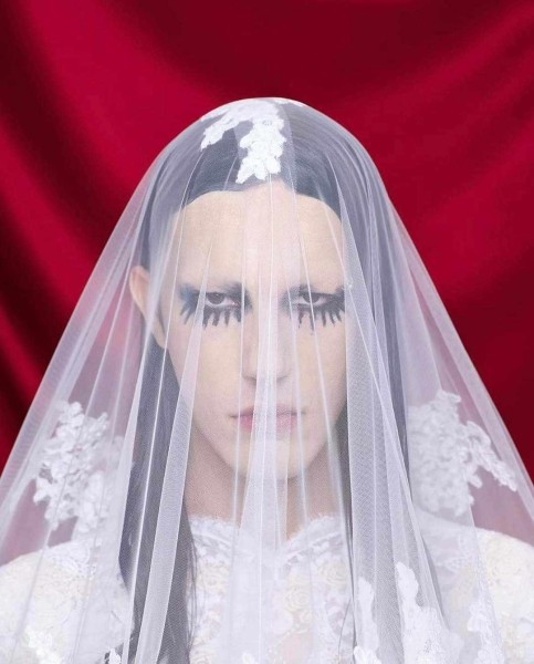 Очередное шоу Демны в Париже - показ коллекции открыла мама дизайнера, а муж Лоик закрыл свадебным платьем