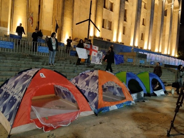 Парламент Грузии принял “палаточный закон” под шум акции палаток