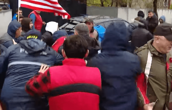 Представителей ЕНД забросали яйцами и камнями жители родного села Бидзины Иванишвили Представителей ЕНД забросали яйцами и камнями жители родного села Бидзины Иванишвили