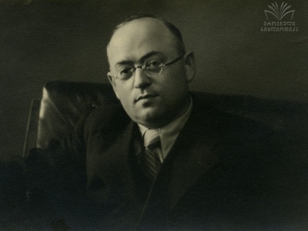 На каком языке Сталин говорил на неделовыых встречах и почему не подписывался по-грузински На каком языке Сталин говорил на неделовыых встречах и почему не подписывался по-грузински