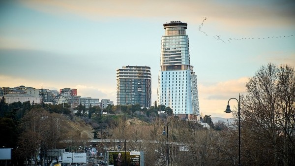 Сотни человек эвакуированы из комплекса King David в Тбилиси Сотни человек эвакуированы из комплекса King David в Тбилиси