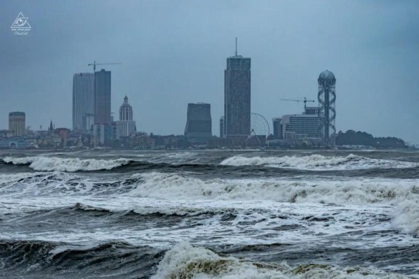 Нет, это не кадры из фильма про апокалипсис - что происходит на берегу Черного моря в Батуми, где бушует шторм (фото) Нет, это не кадры из фильма про апокалипсис - что происходит на берегу Черного моря в Батуми, где бушует шторм (фото)