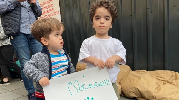 Лечение детей с ахондроплазией началось в Грузии благодаря 19 суткам протеста