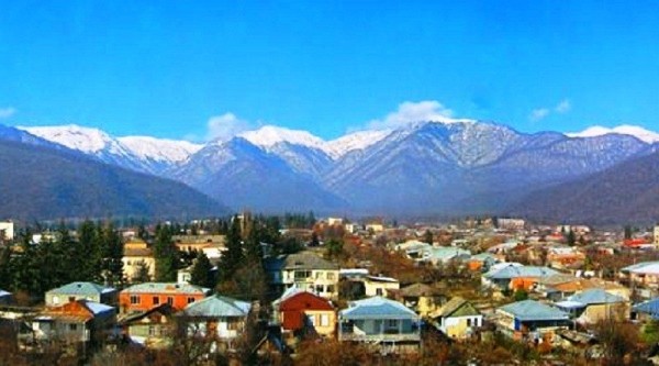 Мужчину в женском платье провели через “коридор позора” в Лагодехи – вмешалась полиция