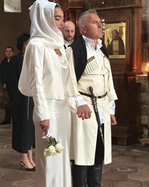 Свадьба в Цинандли, на которой присутствовала президент – совместная жизнь бизнесмена Георгия Рцхиладзе и казашки Аянат Ксенбай, гламурные приемы и венчание (фото) Свадьба в Цинандли, на которой присутствовала президент – совместная жизнь бизнесмена Георгия Рцхиладзе и казашки Аянат Ксенбай, гламурные приемы и венчание (фото)