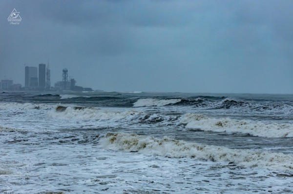 Нет, это не кадры из фильма про апокалипсис - что происходит на берегу Черного моря в Батуми, где бушует шторм (фото) Нет, это не кадры из фильма про апокалипсис - что происходит на берегу Черного моря в Батуми, где бушует шторм (фото)