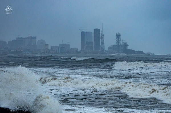 Нет, это не кадры из фильм про апокалипсис  - что происходит на берегу Черного моря в Батуми, где бушует шторм (фото)