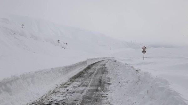 Верхний Ларс сегодня: дорога к границе с Россией закрыта для большегрузов