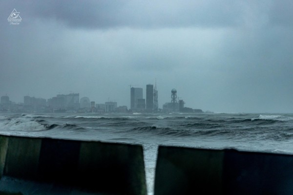 Нет, это не кадры из фильма про апокалипсис - что происходит на берегу Черного моря в Батуми, где бушует шторм (фото) Нет, это не кадры из фильма про апокалипсис - что происходит на берегу Черного моря в Батуми, где бушует шторм (фото)