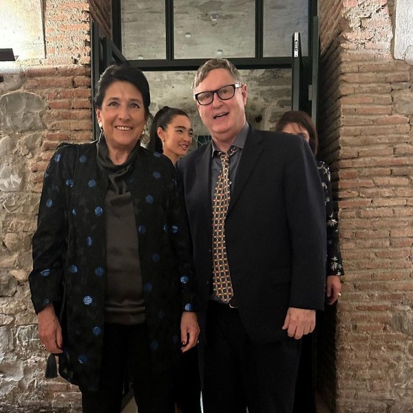 Свадьба в Цинандли, на которой присутствовала президент – совместная жизнь бизнесмена Георгия Рцхиладзе и казашки Аянат Ксенбай, гламурные приемы и венчание (фото) Свадьба в Цинандли, на которой присутствовала президент – совместная жизнь бизнесмена Георгия Рцхиладзе и казашки Аянат Ксенбай, гламурные приемы и венчание (фото)