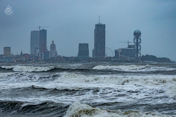 Нет, это не кадры из фильм про апокалипсис  - что происходит на берегу Черного моря в Батуми, где бушует шторм (фото)