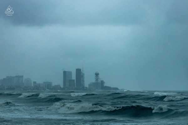 Нет, это не кадры из фильм про апокалипсис  - что происходит на берегу Черного моря в Батуми, где бушует шторм (фото)