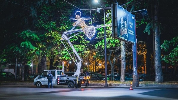 Тбилиси начали украшать к Новому году