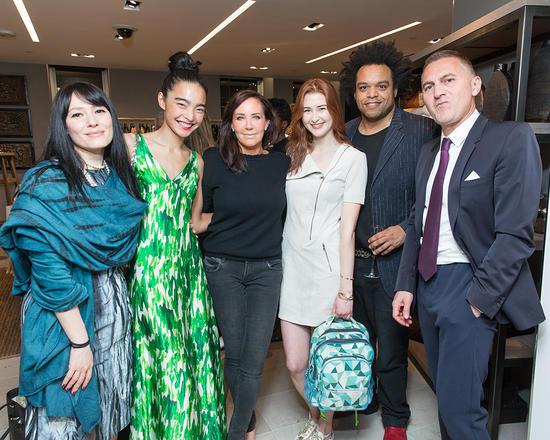 Свадьба в Цинандли, на которой присутствовала президент – совместная жизнь бизнесмена Георгия Рцхиладзе и казашки Аянат Ксенбай, гламурные приемы и венчание (фото) Свадьба в Цинандли, на которой присутствовала президент – совместная жизнь бизнесмена Георгия Рцхиладзе и казашки Аянат Ксенбай, гламурные приемы и венчание (фото)