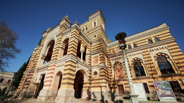 Технический персонал Тбилисского театра оперы и балета объявил забастовку