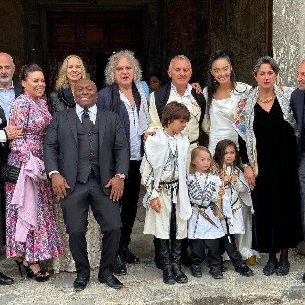 Свадьба в Цинандли, на которой присутствовала президент – совместная жизнь бизнесмена Георгия Рцхиладзе и казашки Аянат Ксенбай, гламурные приемы и венчание (фото) Свадьба в Цинандли, на которой присутствовала президент – совместная жизнь бизнесмена Георгия Рцхиладзе и казашки Аянат Ксенбай, гламурные приемы и венчание (фото)