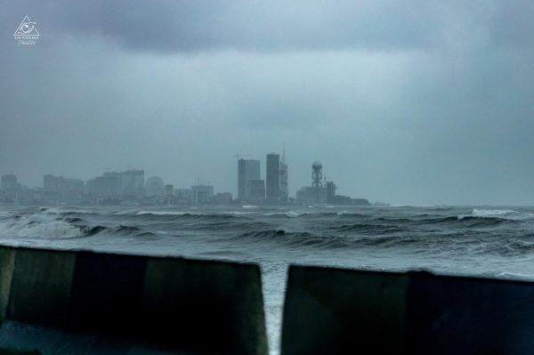 Нет, это не кадры из фильм про апокалипсис  - что происходит на берегу Черного моря в Батуми, где бушует шторм (фото)