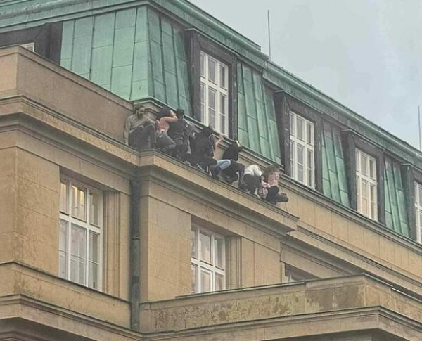 «Он был студентом этого университета, 24-летний молодой человек» - что происходило во время атаки на университет в Праге и что пишут СМИ о нападавшем (фото)