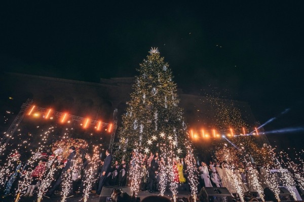 В Тбилиси включили новогоднюю иллюминацию. ФОТО.