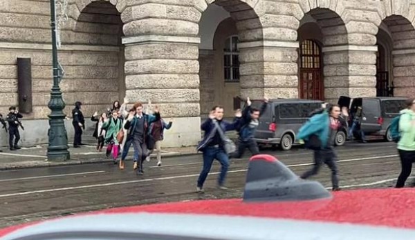 «Он был студентом этого университета, 24-летний молодой человек» - что происходило во время атаки на университет в Праге и что пишут СМИ о нападавшем (фото)