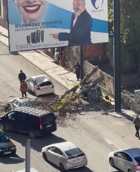 На Вокзальной площади ветер сорвал рекламную вывеску, которая упала на машину - какие кадры распространяются из районов столицы? На Вокзальной площади ветер сорвал рекламную вывеску, которая упала на машину - какие кадры распространяются из районов столицы?