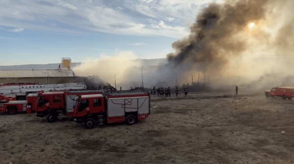 Крупный пожар тушат на складе в Тбилиси Крупный пожар тушат на складе в Тбилиси