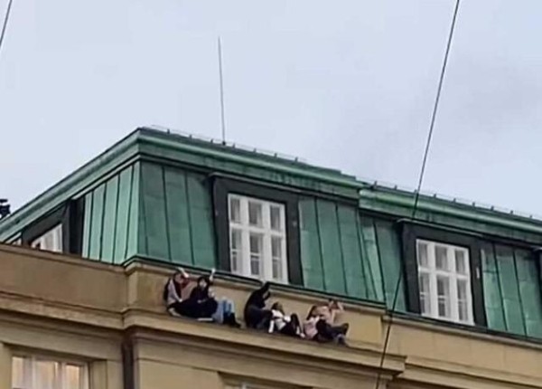 «Он был студентом этого университета, 24-летний молодой человек» - что происходило во время атаки на университет в Праге и что пишут СМИ о нападавшем (фото)