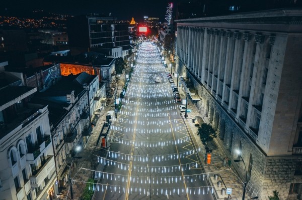 В Тбилиси включили новогоднюю иллюминацию. ФОТО.