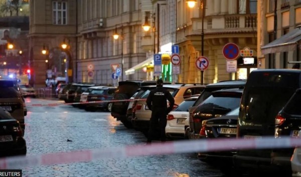 «Он был студентом этого университета, 24-летний молодой человек» - что происходило во время атаки на университет в Праге и что пишут СМИ о нападавшем (фото)