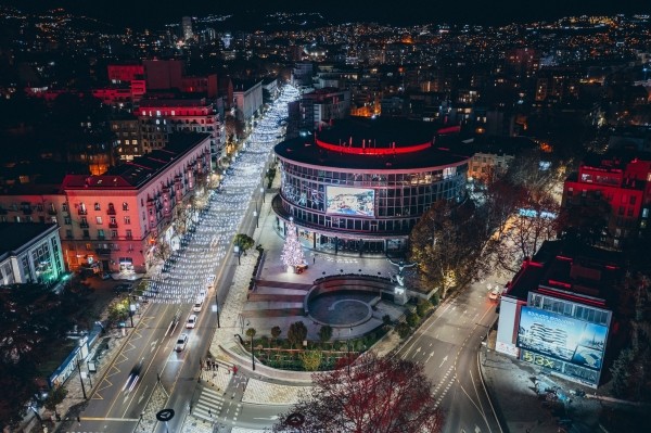 В Тбилиси включили новогоднюю иллюминацию. ФОТО.