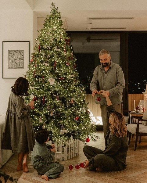 Грузинские звезды, уже нарядившие елку – новогодние приготовления Хвичи Кварацхелия, Софо Нижарадзе, Шорены Бегашвили и других (фото)