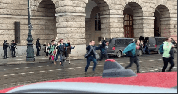 Президент и премьер Грузии выразили соболезнование семьям погибших во время стрельбы в Праге