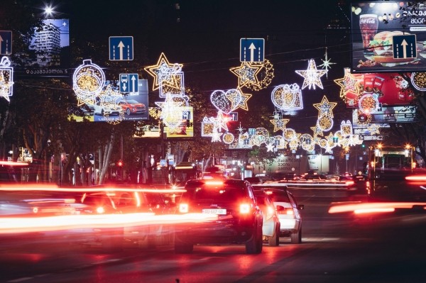 В Тбилиси включили новогоднюю иллюминацию. ФОТО.