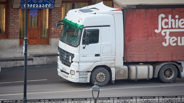 Закон об ограничении проезда большегрузов в Тбилиси принят 
